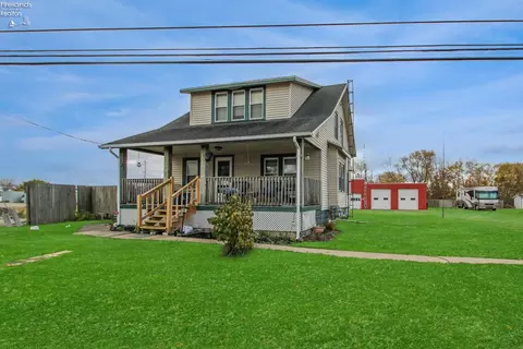 1344 W Lakeshore Dr, Port Clinton, OH 43452