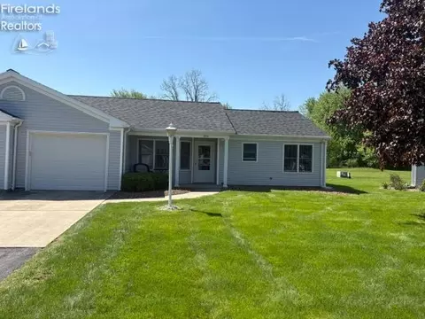 894 Meadow Ln, Fremont, OH 43420