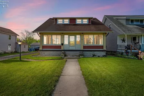 539 W 3rd St, Port Clinton, OH 43452
