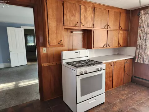 Kitchen - 7603 Darrow Rd, Huron, OH 44839 photo 5 of 6