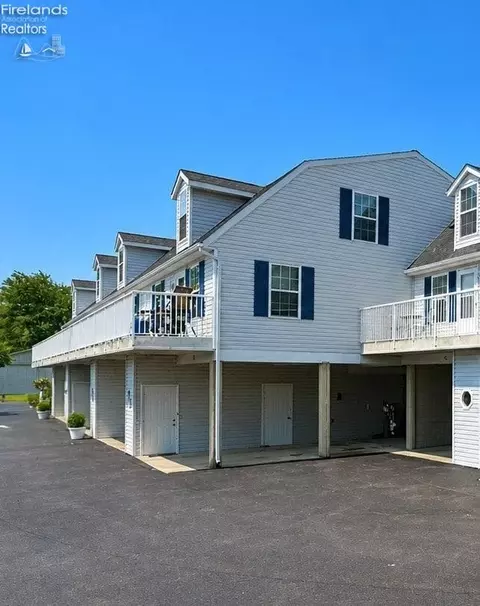 95 N Schooner Point Dr, Port Clinton, OH 43452