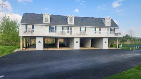 49 N Schooner Point Dr, Port Clinton, OH 43452