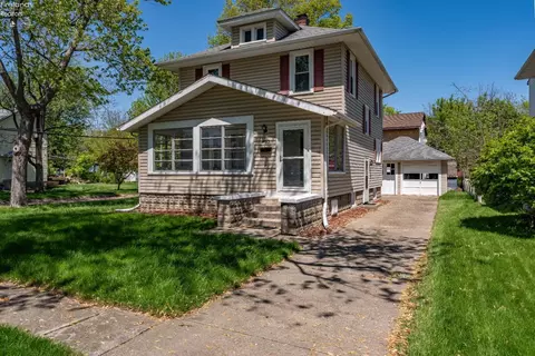 403 E 4th St, Port Clinton, OH 43452