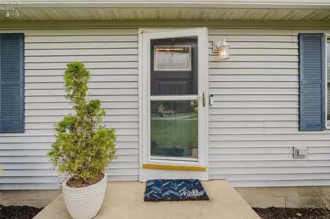 Entry Way - 9208 River Rd, Huron, OH 44839 photo 1 of 3