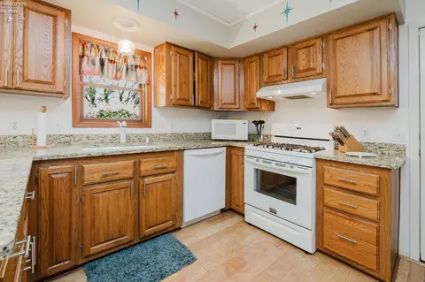 Kitchen - 9208 River Rd, Huron, OH 44839 photo 3 of 4