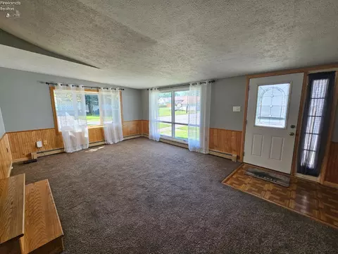 Living - 201 Brinker St, Bellevue, OH 44811 photo 2 of 7