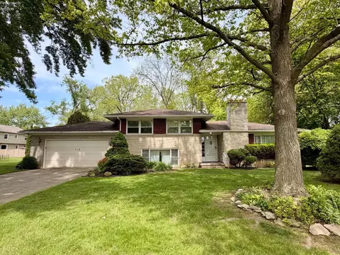 716 South Dr, Fremont, OH 43420