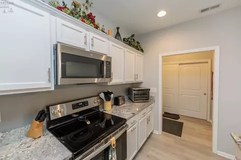 Kitchen - 6012 Coventry Cir, Huron, OH 44839 photo 6 of 6