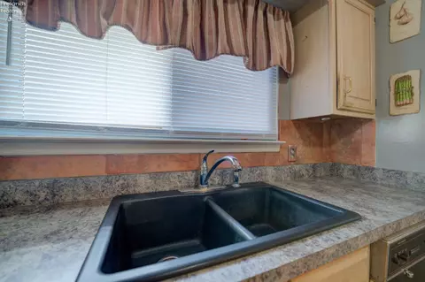 Kitchen - 4700 Willow Ave, Lorain, OH 44055 photo 2 of 5