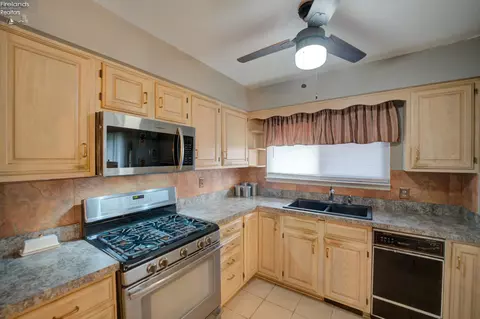 Kitchen - 4700 Willow Ave, Lorain, OH 44055 photo 4 of 5