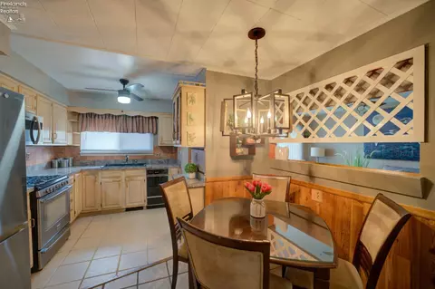 Dining - 4700 Willow Ave, Lorain, OH 44055 photo 2 of 3