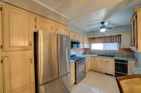 Kitchen - 4700 Willow Ave, Lorain, OH 44055 photo 5 of 5