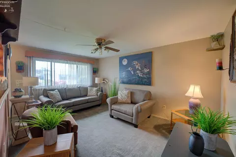 Living - 4700 Willow Ave, Lorain, OH 44055 photo 2 of 3