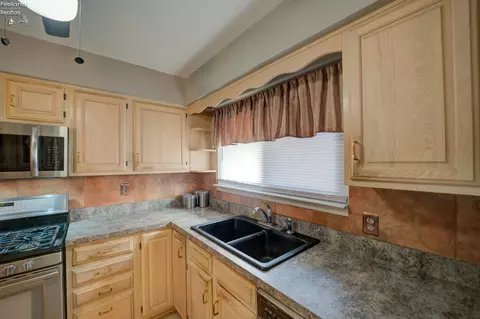 Kitchen - 4700 Willow Ave, Lorain, OH 44055 photo 1 of 5