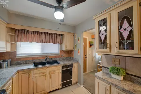Kitchen - 4700 Willow Ave, Lorain, OH 44055 photo 3 of 5