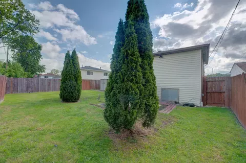 Exterior - 4700 Willow Ave, Lorain, OH 44055 photo 5 of 7