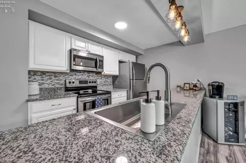Kitchen - 3616 Turfside Cir #B, Huron, OH 44839 photo 4 of 6