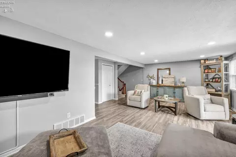 Living - 3616 Turfside Cir #B, Huron, OH 44839 photo 3 of 5
