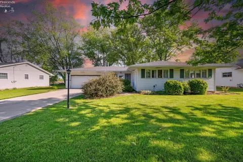 216 E 11th St, Port Clinton, OH 43452