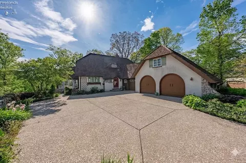 2865 N Trillium Ln, Port Clinton, OH 43452