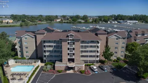 31 Marina Point Dr, Sandusky, OH 44870