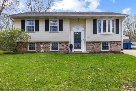 1121 Oakwood Dr, Vermilion, OH 44089