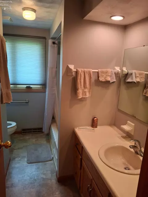 Bath - 96 Perrin Rd, Milan, OH 44846 photo 3 of 4