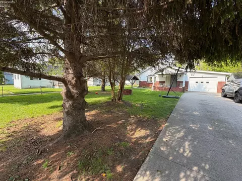 808 Bataan Ln, Port Clinton, OH 43452