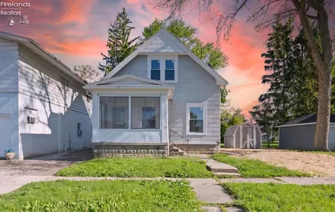 226 W 5th St, Port Clinton, OH 43452