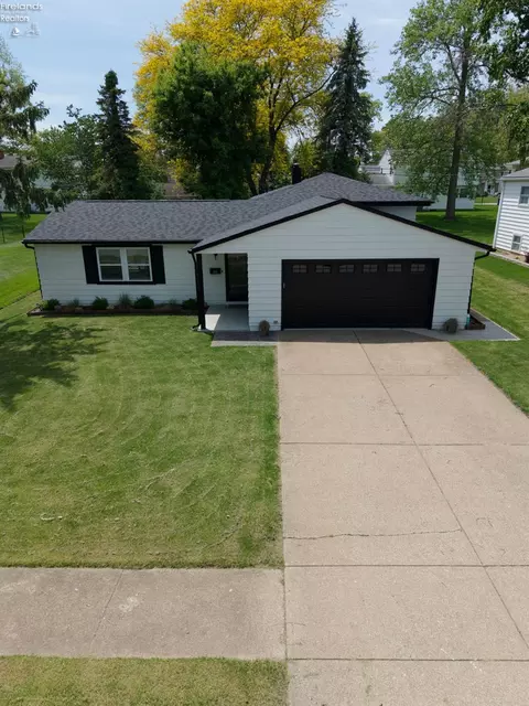 323 Portland Dr, Huron, OH 44839