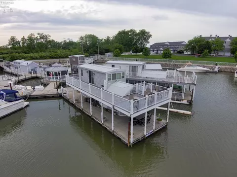1805 W Lakeshore Dr, Port Clinton, OH 43452
