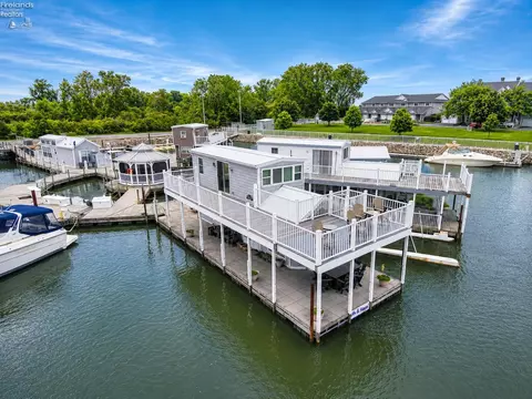1805 W Lakeshore Dr, Port Clinton, OH 43452