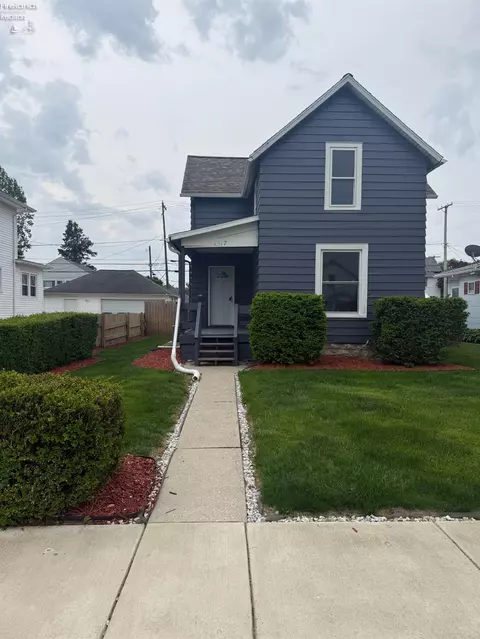 1517 Napoleon St, Fremont, OH 43420