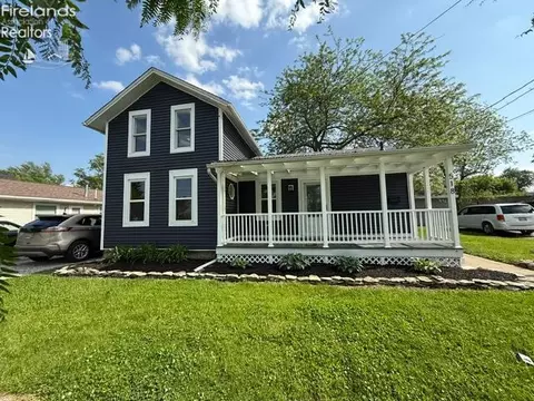 518 E 3rd St, Port Clinton, OH 43452
