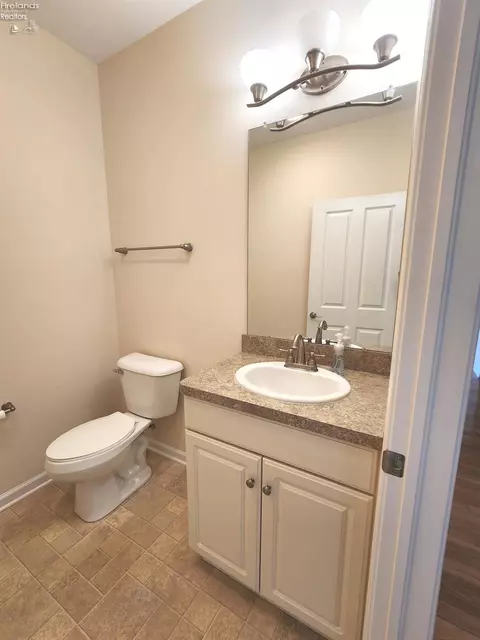 Bath - 3847 Coventry Ln, Huron, OH 44839 photo 3 of 5