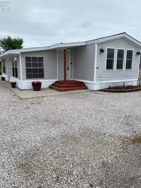 1097 N Bass Ln, Oak Harbor, OH 43449