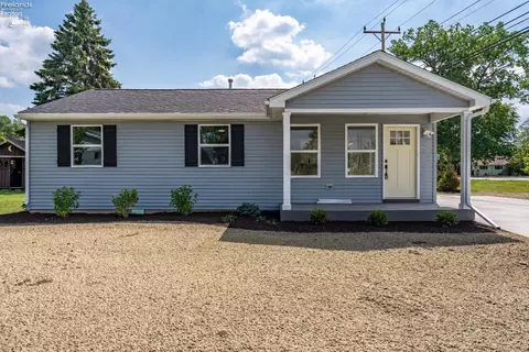 21 N Shawnee Dr, Port Clinton, OH 43452