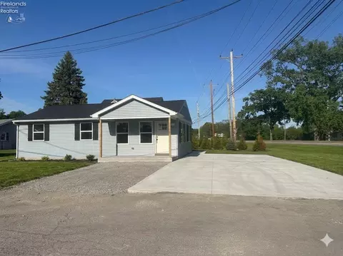 21 N Shawnee Dr, Port Clinton, OH 43452