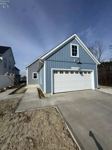 2351 Chateau Dr, Port Clinton, OH 43452
