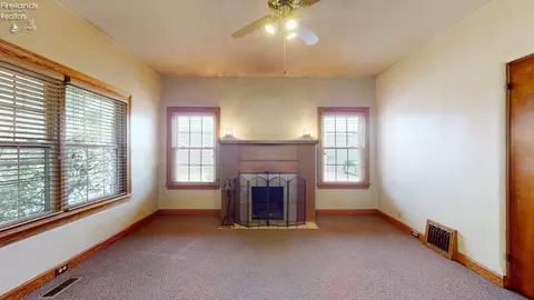 Living - 703 S Myrtle Ave, Willard, OH 44890 photo 3 of 5
