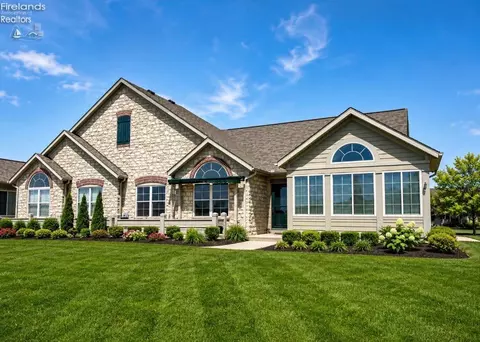 2695 Canterbury Cir #B, Port Clinton, OH 43452