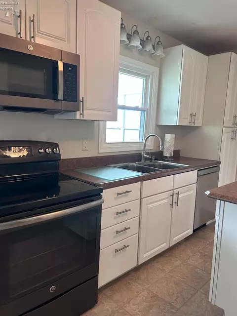 Kitchen - 710 River Rd, Huron, OH 44839 photo 3 of 3