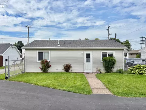 Exterior - 420 Moore Ave, Bellevue, OH 44811 photo 4 of 5