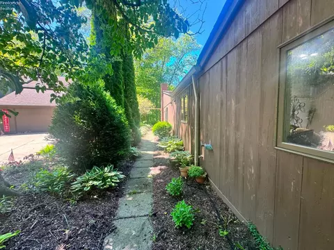 Exterior - 3917 Hilltop Dr, Huron, OH 44839 photo 2 of 8