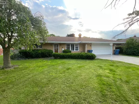 209 Parkview Dr, Walbridge, OH 43465