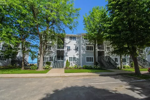 230 W Lakeshore Dr #F, Port Clinton, OH 43452