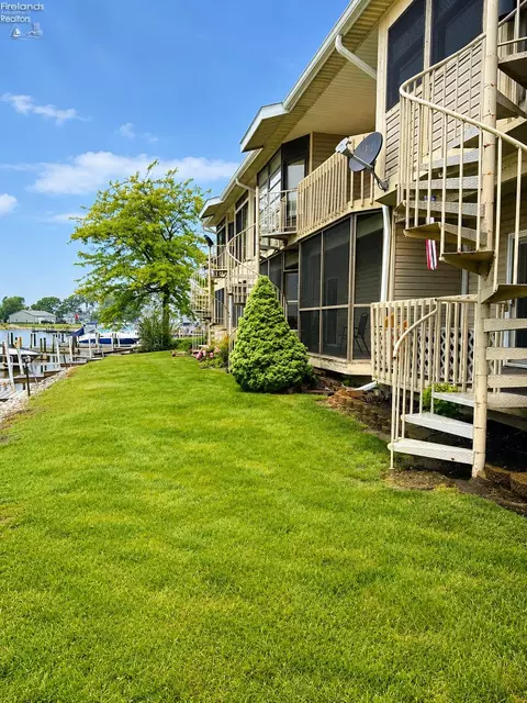 6512 N Harris Harbor Dr, Oak Harbor, OH 43449