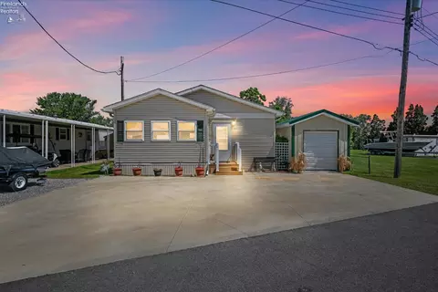 2845 W Risingsun Rd, Port Clinton, OH 43452