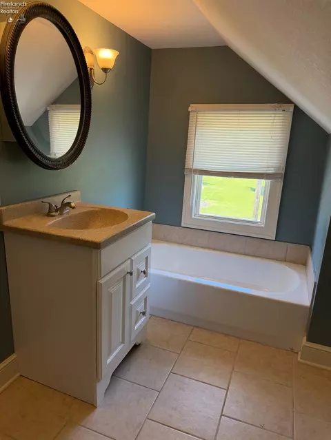 Bath - 822 Eulalia Ave, Upper Sandusky, OH 43351 photo 2 of 2