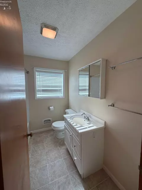 Bath - 527 Washington Ave, Huron, OH 44839 photo 1 of 2